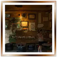 Sala interna del ruin pub Szimpla Kert a Budapest con sgabelli fatti di pneumatici e pareti piene di quadri e graffiti