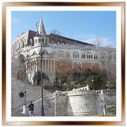 Scalinata monumentale del Bastione dei Pescatori a Budapest progettata da Frigyes Schulek, con turisti e la Chiesa di Mattia sullo sfondo.