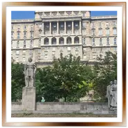 Imponente facciata della Biblioteca Nazionale Széchényi nel complesso del Palazzo Reale a Budapest, vista da Piazza Dozsa con il monumento scultoreo a György Dózsa in primo piano.