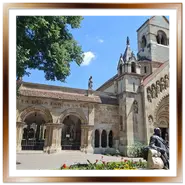 Facciata romanica della Cappella di Jak a Budapest vicino al Castello di Vajdahunyad con statua in bronzo