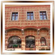 Facciata dipinta con motivi geometrici tridimensionali della storica casa medievale in via Tarnok 14 nel quartiere del Castello di Buda a Budapest, sede del Tarnok Cafe.