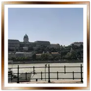 Vista panoramica del Castello di Buda e del Palazzo Reale sulla collina visti dalla sponda di Pest, con il fiume Danubio, battelli turistici e il Ponte delle Catene a Budapest.