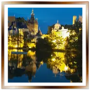 Castello di Vajdahunyad a Budapest illuminato di notte riflesso sul lago del Parco Cittadino
