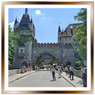 Ponte d'accesso pedonale e porta neogotica del Castello di Vajdahunyad a Budapest in una giornata di sole