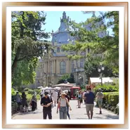 Turisti che passeggiano nel Parco Cittadino verso il Castello di Vajdahunyad a Budapest in una giornata di sole