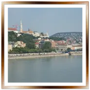Panorama della collina di Buda a Budapest vista dal Danubio, con la Chiesa di Mattia e il Bastione dei Pescatori sul colle e il Ponte delle Catene sulla destra.