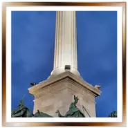Monumento del Millennio in Piazza degli Eroi a Budapest con colonna e statue dei cavalieri magiari illuminati di sera