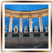Colonnato monumentale illuminato di sera in Piazza degli Eroi a Budapest con statue di sovrani ungheresi
