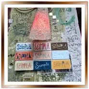 Dettaglio di un muro coperto di graffiti e firme con piastrelle colorate Szimpla e una lampada accesa a Budapest