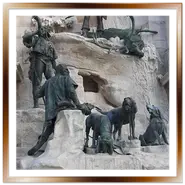 Fontana di Mattia nel cortile del Castello di Buda a Budapest, con le statue in bronzo del Re Mattia Corvino, cacciatori e cani da caccia su rocce in pietra.