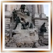 Monumentale Fontana di Mattia in stile neobarocco con sculture in bronzo nel cortile del Palazzo Reale (Castello di Buda) a Budapest, con passanti sulla strada lastricata a destra.