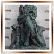 Statua in bronzo dell'umanista italiano Galeotto Marzio con un falco sul braccio e un cane, dettaglio della Fontana di Mattia nel Palazzo Reale di Buda a Budapest.