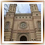 Facciata simmetrica in stile neomoresco della Grande Sinagoga di Budapest con le due torri gemelle