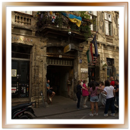 Facciata esterna decadente e ingresso del ruin pub Szimpla Kert in Kazinczy utca 14 a Budapest