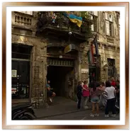 Facciata esterna decadente e ingresso del ruin pub Szimpla Kert in Kazinczy utca 14 a Budapest