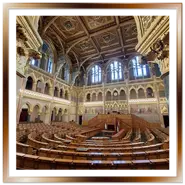 Interno del Parlamento di Budapest con i banchi in legno della Sala dell'Assemblea Nazionale
