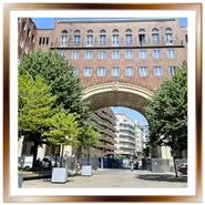 Grande arco in mattoni rossi di Madách Imre tér all'ingresso del quartiere ebraico di Budapest