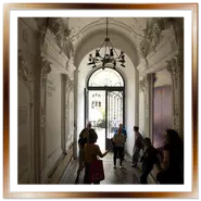 Interno dell'atrio d'ingresso con stucchi bianchi e decorazioni classiche di Mai Mano Haz a Budapest