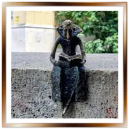 Mini statua di Dracula di Kolodko seduta su un muretto vicino al Castello di Vajdahunyad a Budapest