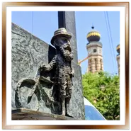 Dettaglio della mini statua in bronzo di Theodor Herzl di Kolodko con le torri della Grande Sinagoga di Budapest sullo sfondo