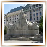 Monumento in marmo a Mihaly Vorosmarty nella piazza Vorosmarty ter a Budapest Pest