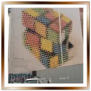Grande murales colorato del Cubo di Rubik sulla facciata di un palazzo in Rumbach Sebestyén utca a Budapest