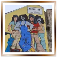 Grande murales giallo dedicato alla rock band ungherese Locomotiv GT nel quartiere ebraico di Budapest