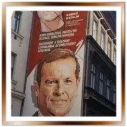 Grande murales verticale con i ritratti dei premi Nobel ungheresi Katalin Kariko e Ferenc Krausz a Budapest