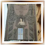 Grande murales neoclassico con il ritratto dell'Imperatrice Sissi sulla facciata di un palazzo nel VII distretto di Budapest