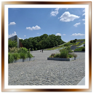 Piazza del Museo Etnografico a Budapest con tetto giardino a rampa e Monumento alla Rivoluzione del 1956