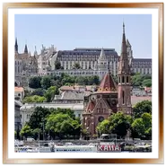 Vista panoramica della collina di Buda a Budapest dal fiume Danubio. In primo piano si notano i battelli ormeggiati e la chiesa calvinista in mattoni rossi, mentre sullo sfondo svettano il Bastione dei Pescatori e le bianche guglie della Chiesa di Mattia.<br />