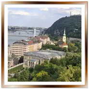 Veduta panoramica da Buda verso sud a Budapest, con i Giardini Reali (Várkert Bazár) in primo piano, il fiume Danubio, il Ponte Elisabetta e la collina Gellért sormontata dalla Statua della Libertà.<br />