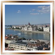 Splendida veduta panoramica del Parlamento di Budapest sul Danubio e del Ponte Margherita visti dall'alto di Buda in una giornata di sole.