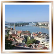 Vista panoramica di Budapest dal Bastione dei Pescatori con il Palazzo del Parlamento ungherese sul Danubio e il Ponte Margherita sullo sfondo.