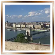 Splendido panorama di Budapest dal Castello di Buda con il Ponte delle Catene sul Danubio, il Palazzo del Parlamento e la Basilica di Santo Stefano sullo sfondo.