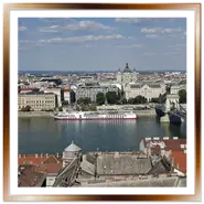 Veduta aerea di Budapest con il Ponte delle Catene sul Danubio e la Basilica di Santo Stefano che svetta sul panorama di Pest.