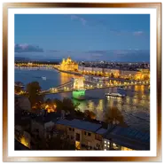 Vista panoramica notturna di Pest da Buda con il Ponte delle Catene illuminato con il tricolore ungherese