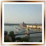 Vista panoramica di Pest da Buda con il Ponte delle Catene e il Parlamento di Budapest sul Danubio