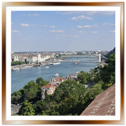 Veduta panoramica di Pest e del fiume Danubio dal monastero Karmelita a Budapest, con il Ponte Elisabetta e imbarcazioni in navigazione.