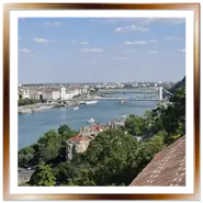 Veduta panoramica di Pest e del fiume Danubio dal monastero Karmelita a Budapest, con il Ponte Elisabetta e imbarcazioni in navigazione.