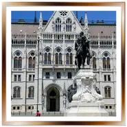La statua equestre del Conte Gyula Andrássy davanti alla facciata principale del Parlamento di Budapest durante il tour di Pest.