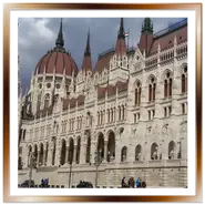 Facciata laterale del Parlamento di Budapest vista dalla riva del Danubio a Pest