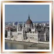 Primo piano della facciata neogotica e della grande cupola del Parlamento di Budapest visto dall'alto di Buda.