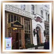 Ingresso della storica pasticceria Gerbeaud a Budapest in piazza Vörösmarty tér, accanto al cartello giallo del capolinea della linea metropolitana storica M1 Földalatti.