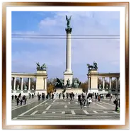 Panoramica del Monumento del Millennio in Piazza degli Eroi a Budapest con la colonna dell'Arcangelo Gabriele e turisti
