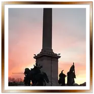 Colonna del Monumento del Millennio in Piazza degli Eroi a Budapest con statue equestri al tramonto