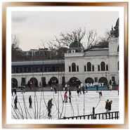 Persone che pattinano sulla pista di ghiaccio all'aperto di Varosliget a Budapest in inverno con palazzo barocco sullo sfondo