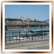 Il Ponte delle Catene a Budapest visto da Pest con la Chiesa di Mattia sullo sfondo a Buda