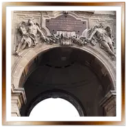 Inquadratura verticale del monumentale Portale di Asburgo in pietra con sculture di angeli e un grande arco che si apre verso il Cortile dei Leoni nel Castello di Buda a Budapest.