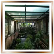 Ballatoio interno al primo piano del ruin pub Szimpla Kert con ringhiere in ferro e piante verdi a Budapest